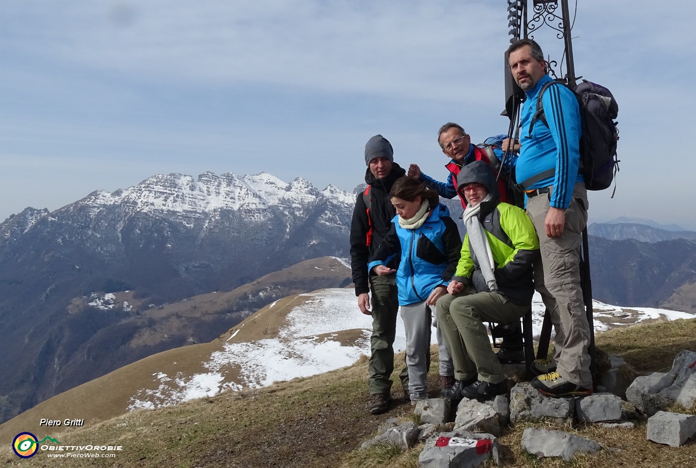 35 Alla croce di vetta dello Zuc di Valbona con Resegone sullo sfondo.JPG